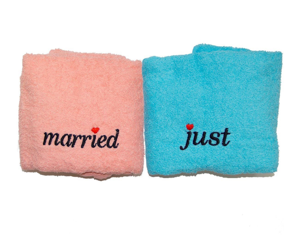 Juste marié mélanger des serviettes de couleurs